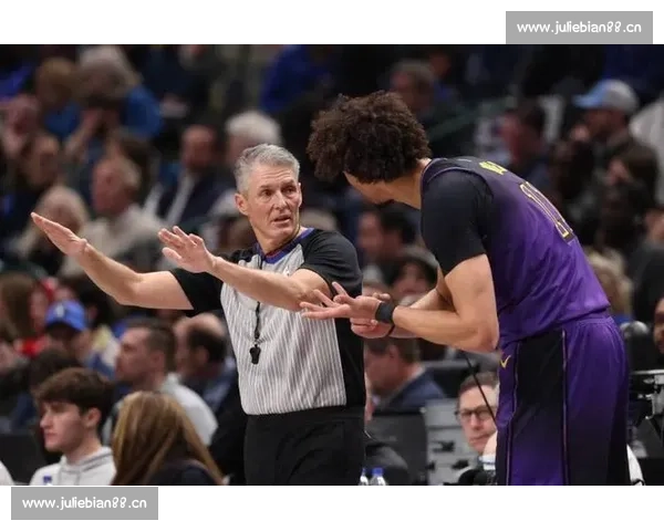 篮球比赛中裁判吹罚技术犯规的规则解读与策略分析